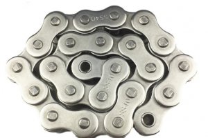 Роликовая цепь для тяжелых условий эксплуатации